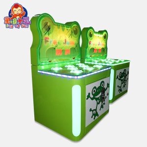 Un colorato gioco a gettoni per giocatore singolo, ispirato al classico "Whack-a-Mole" con la rana, progettato per i bambini. La macchina presenta un simpatico tema a forma di rana, una grafica vivace e un gameplay interattivo. Ideale per sale giochi, centri di intrattenimento per famiglie e sale giochi, offre un'esperienza divertente e coinvolgente per i più piccoli.