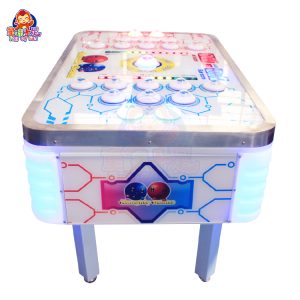 Un vivace e colorato gioco a gettoni per due giocatori, "Hit-the-Beans", pensato per i bambini. La macchina presenta una grafica accattivante e un'esperienza di gioco competitiva in cui due giocatori possono sfidarsi a colpire il maggior numero di fagioli. Perfetto per sale giochi, centri di intrattenimento per famiglie e sale giochi, offre divertimento ed emozioni ai più piccoli.