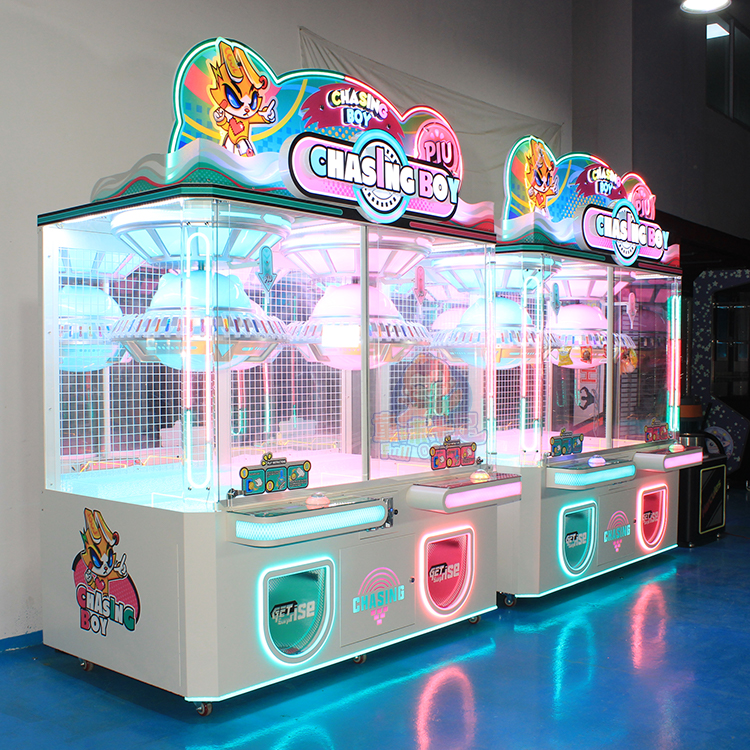 Une machine à cadeaux à pinces dynamique, dotée d'un disque rotatif muni de pinces colorées retenant divers prix, illustrant le plaisir de gagner.