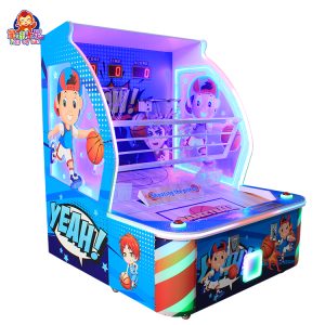 子供たちが子供用バスケットボールマシンで遊んでいる様子。鮮やかな色彩とインタラクティブなデザインが特徴で、子供たちのバスケットボールスキル向上に最適です。