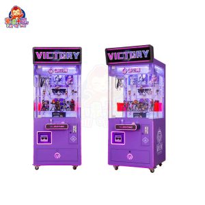 Machine à pince remplie de peluches colorées, prêtes à être gagnées par les joueurs.