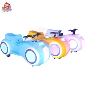 Buntes, quadratisches Kindermotorrad mit Sicherheitsmerkmalen und lebendigem Design.