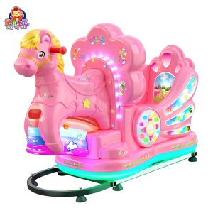 Cavalcatura per bambini a forma di pony con design colorato ed effetti sonori divertenti.