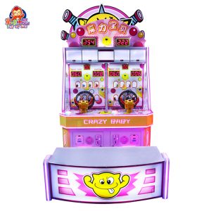 Kind spielt in einer bunten Spielhalle mit dem Ballschießautomaten Magic Baby.