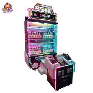 Un jugador apunta a los objetivos de la máquina recreativa de tiro Treasure Hunter en un entorno de juego vibrante.