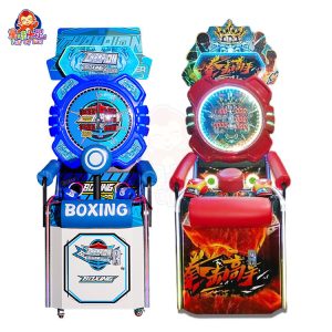 Uma máquina de boxe operada por moedas, com saco de pancadas, exibição de pontuação e luzes.
