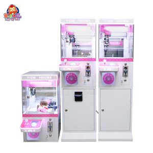 Mini machine à pince avec des lumières vives et de petites peluches à l'intérieur.
