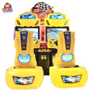 Arcade-Rennspielautomat für zwei Spieler mit zwei Sitzen, Lenkrädern und farbigen LED-Leuchten.