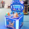 Machine de jeu de pêche à pièces pour deux joueurs, avec des thèmes sous-marins éclatants et des cannes à pêche ludiques.
