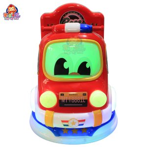 Giostra per bambini a forma di auto della polizia con luci lampeggianti ed effetti sonori, perfetta per il divertimento dei più piccoli.