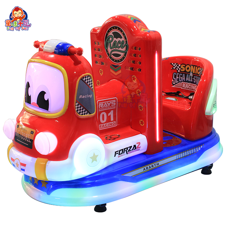 Giostra per bambini a forma di auto della polizia con luci lampeggianti ed effetti sonori, perfetta per il divertimento dei più piccoli.
