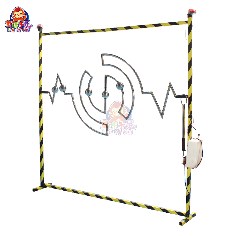 Machine de jeu dotée d'un circuit métallique complexe où les joueurs utilisent un anneau pour se déplacer sans toucher le métal, avec alarmes et vibrations pour plus de sensations fortes.