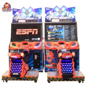 Arcade-Rennspielautomat für zwei Spieler mit Lenkrädern, brillanter Grafik und immersiven Soundeffekten, entwickelt für spannenden Wettkampfspaß.