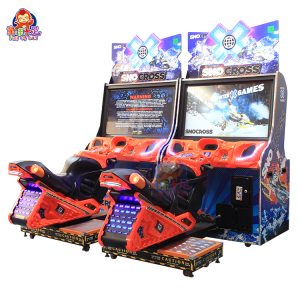 Arcade-Rennspielautomat für zwei Spieler mit Lenkrädern, brillanter Grafik und immersiven Soundeffekten, entwickelt für spannenden Wettkampfspaß.
