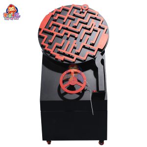 Macchina da gioco a labirinto circolare in cui i giocatori guidano una pallina attraverso curve e tornanti ruotando il disco, creando una sfida avvincente.