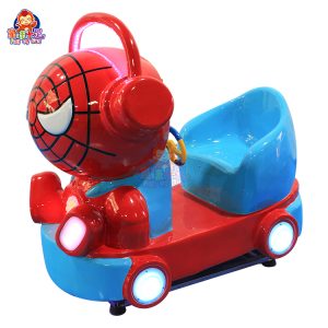 Un'attrazione per bambini ispirata a Spider-Man, con divertenti effetti sonori e luci lampeggianti, che offre un'esperienza emozionante ai piccoli fan.