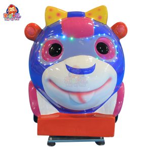 Giostra per bambini a tema coniglietto, con colori vivaci, luci ed effetti sonori, pensata per i più piccoli.