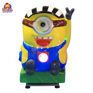 Giostra a tema Minion con colori vivaci, luci e suoni, pensata per il divertimento dei più piccoli.